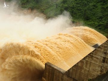 Thủy điện Đắk Mi 4 xả lũ: Nói thủy điện đúng, không bồi thường thì ăn nói ra sao với dân? - Ảnh 1. Thủy điện Đắk Mi 4 xả lũ: Nói thủy điện đúng, không bồi thường thì ăn nói ra sao với dân? - Ảnh 1.