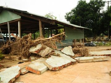 Thủy điện Đắk Mi 4 xả lũ: Nói thủy điện đúng, không bồi thường thì ăn nói ra sao với dân? - Ảnh 2. Thủy điện Đắk Mi 4 xả lũ: Nói thủy điện đúng, không bồi thường thì ăn nói ra sao với dân? - Ảnh 2.