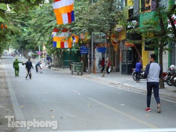 Rào chắn tứ phía cả khu phố Hà Nội vì phát hiện bom chưa nổ - Ảnh 6.