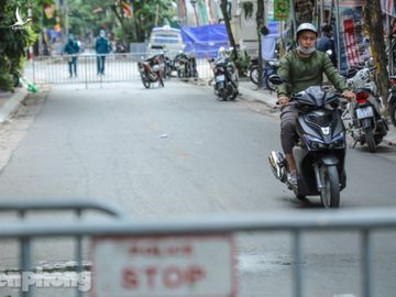 Rào chắn tứ phía cả khu phố Hà Nội vì phát hiện bom chưa nổ - Ảnh 8.