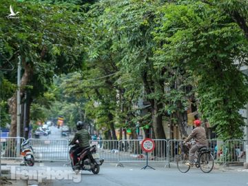 Rào chắn tứ phía cả khu phố Hà Nội vì phát hiện bom chưa nổ - Ảnh 9.