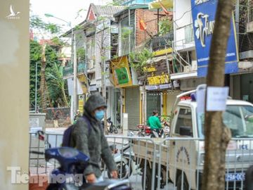 Rào chắn tứ phía cả khu phố Hà Nội vì phát hiện bom chưa nổ - Ảnh 10.