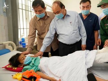 Thủ tướng Nguyễn Xuân Phúc: Tiền hỗ trợ bão lũ phải đến tận tay người dân Thủ tướng Nguyễn Xuân Phúc: Tiền hỗ trợ bão lũ phải đến tận tay người dân