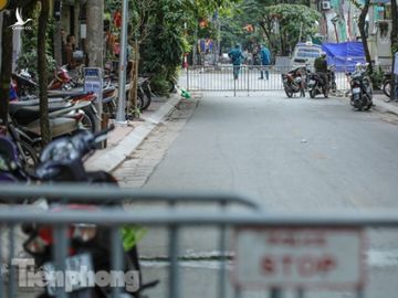 Rào chắn tứ phía cả khu phố Hà Nội vì phát hiện bom chưa nổ