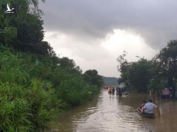 Phú Yên: Hàng nghìn ngôi nhà chìm trong biển nước sau bão số 12 - 5