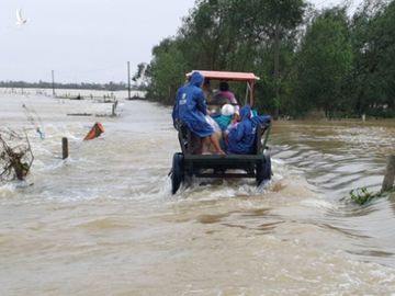 Xe công nông bị lật khi qua dòng nước lũ, một sinh viên tử nạn - Ảnh 1.