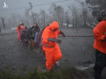 Lực lượng cứu hộ Philippines sơ tán người dân khỏi vùng ngập lụt khi bão Vamco đổ bộ hôm nay. Ảnh: Insiderpaper.