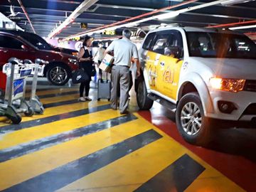 Hành khách cám cảnh trước việc leo 4 lầu chờ taxi công nghệ