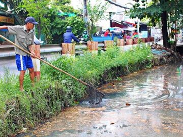 Người cựu binh 6 năm vớt rác, nhặt kim tiêm trên kênh Sài Gòn