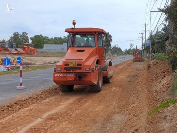 Xe đang thi công mở rộng đường 719 Kê Gà - Tân Thiện, ngày 25/11. Ảnh: Đức Huynh.