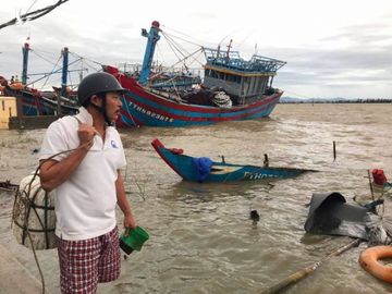 Tàu chìm, nhà sập, trường học tốc mái, cây xanh ngã đổ trong bão số 13 - 1