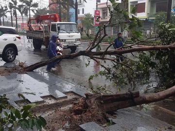 [CẬP NHẬT] Bão số 12: Nhiều nơi ở Phú Yên, Khánh Hòa ngập sâu trong sáng 10.11 - ảnh 5