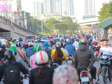 Vành đai 2 trên cao thông xe, 'đường cong mềm mại' càng ùn tắc: CSGT nói gì? - 1