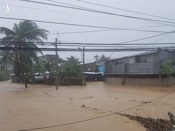 Khu vực xã Vĩnh Lương, TP.Nha Trang (Khánh Hòa) ngập sâu trong sáng 10.11 /// Ảnh: Nguyễn Chung