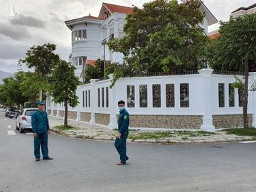 Xung quanh biệt thự của ông Trường, nguyên Bí thư TP Nha Trang bị phong tỏa, chiều 1/11. Ảnh: Xuân Ngọc.