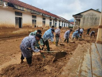 Công an Quảng Trị lấm lem bùn đất giúp dân dọn dẹp sau lũ lịch sử