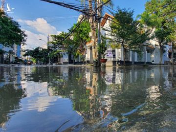 Người dân TP.HCM chèo xuồng đưa con đi học trong phố vì ngập mãi không hết - ảnh 4