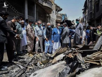 Nhà chức trách Pakistan kiểm tra hiện trường vụ tai nạn máy bay tại một khu dân cư ở Karachi. Ảnh: AFP