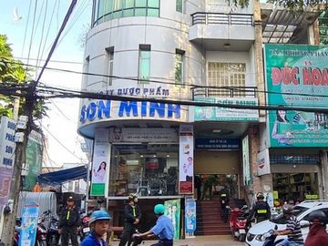 Công an bao vây khám xét nhà thuốc Sơn Minh - Sĩ Mẫn ở Biên Hòa - Ảnh 5.