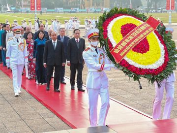Thủ tướng Nguyễn Xuân Phúc, Phó chủ tịch nước Đặng Thị Ngọc Thịnh, Chủ tịch Ủy ban Trung ương MTTQ VN Trần Thanh Mẫn cùng các vị lãnh đạo và đại biểu dự Đại hội vào Lăng viếng Chủ tịch Hồ Chí Minh, sáng 9/12. Ảnh: Giang Huy