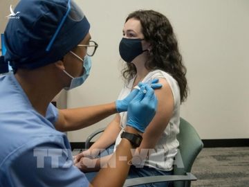 Tiêm thử nghiệm vaccine ngừa COVID-19 cho tình nguyện viên tại Detroit, bang Michigan, Mỹ ngày 5/8/2020. Ảnh: AFP/TTXVN.