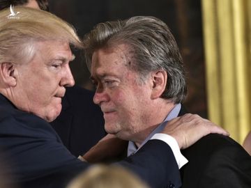 Tổng thống Mỹ Donald Trump (trái) và cựu chiến lược gia trưởng Steve Bannon tại Nhà Trắng hồi tháng 1/2017. Ảnh: AFP.