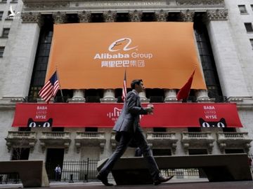 Băng rôn của tập đoàn Alibaba trước Sàn chứng khoán New York. Ảnh: Reuters