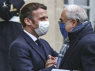 Tổng thống Macron (trái) đã bắt tay và ôm hờ ông Angel Gurría, giám đốc Tổ chức Hợp tác và Phát triển Kinh tế, tại cuộc họp hôm 14/12. Ảnh: AP.