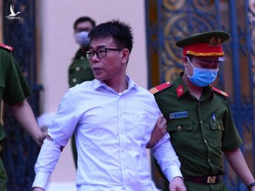 Bi tuyên 1 năm 5 tháng tù, cựu phó chánh án quận 4 khóc lớn liên tục xin lỗi bố - Ảnh 1. Bi tuyên 1 năm 5 tháng tù, cựu phó chánh án quận 4 khóc lớn liên tục xin lỗi bố - Ảnh 1.