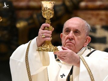 Giáo hoàng Francis cử hành Thánh lễ Giáng sinh tại Vatican, ngày 24/12. Ảnh: Reuters.