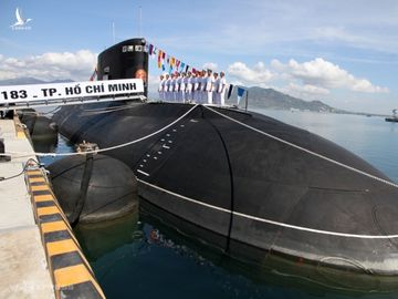 Tàu ngầm lớp Kilo thế hệ thứ ba, do Việt Nam đặt mua của Nga, mang tên HQ-183 mang tên TP HCM. Hiện Việt Nam sở hữu 6 tàu ngầm Kilo. Ảnh: Nguyễn Đông