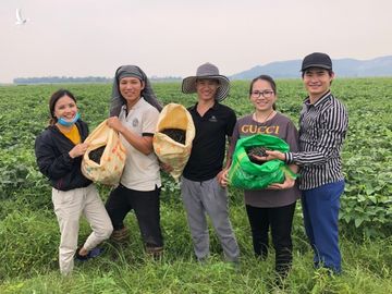 Liên (ngoài cùng phải) và Long (áo đen giữa) với những người cùng chí hướng trên cánh đồng đậu. Ảnh: Nhân vật cung cấp.