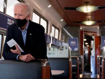 Joe Biden (trái) cùng vợ Jill Biden trên chuyến tàu Amtrak hôm 30/9. Ảnh: AP.