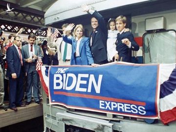 Biden (thứ ba từ bên phải) tại ga tàu Amtrak wor Wilmington, bang Delaware sau khi tuyên bố tranh cử tổng thống Mỹ hồi tháng 6/1987. Ảnh: AP.