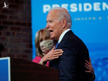 Thắng phiếu cử tri đoàn, ông Biden chỉ trích ông Trump không tôn trọng ý dân - Ảnh 1.