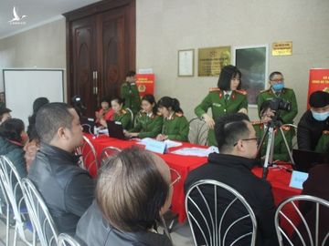 Cận cảnh công an cấp thẻ CCCD gắn chip cho người dân - ảnh 2