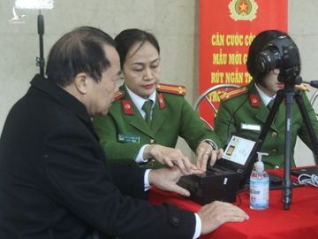 Cận cảnh công an cấp thẻ CCCD gắn chip cho người dân - ảnh 6