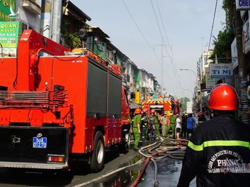 Cháy nhà ở phố ẩm thực Sài Gòn, trăm tiểu thương hoảng loạn khuân đồ