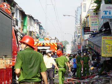 Cháy nhà ở phố ẩm thực Sài Gòn, trăm tiểu thương hoảng loạn khuân đồ