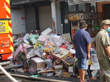 Cháy nhà ở phố ẩm thực Sài Gòn, trăm tiểu thương hoảng loạn khuân đồ