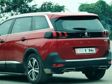 Chiếc peugeot dán băng dính 3 số giữa, sau đó tài xế vào trạm dừng nghỉ trên cao tốc Nội Bài-Lào Cai hôm 20/12 đã bóc để lưu thông tiếp qua trạm thu phí. Ảnh: Lê Tùng Anh