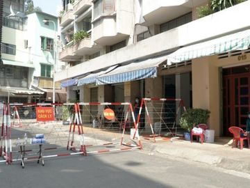 Khu vực chung cư Sư Vạn Hạnh, Q.5, TP.HCM đang được phong tỏa tạm thời. /// Ảnh: Nguyễn Anh