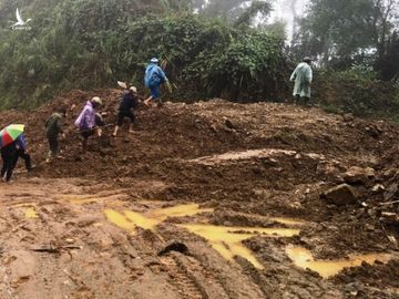 Người dân đưa hài cốt ông Điều đi chôn cất /// ẢNH: NAM THỊNH