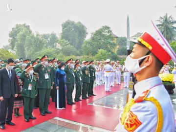 Các đại biểu đặt vòng hoa tại Đài tưởng niệm các Anh hùng liệt sĩ, đường Bắc Sơn, Hà Nội, sáng 9/12. Ảnh: Giang Huy