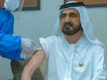 Mohammed bin Rashid Al Maktoum, người cai trị Vương quốc Dubai, tình nguyện tiêm vaccine Covid-19 của Trung Quốc hôm 3/11. Ảnh: Twitter/Mohammed bin Rashid Al Maktoum
