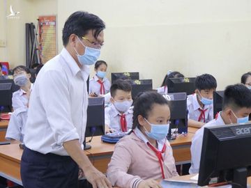 Học sinh tại TP.HCM trong một giờ thực hành trên máy tính /// PHẠM HỮU