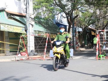 Thêm nhiều trường quận 6 cho học sinh nghỉ vì liên quan 3 ca COVID-19 - Ảnh 1.