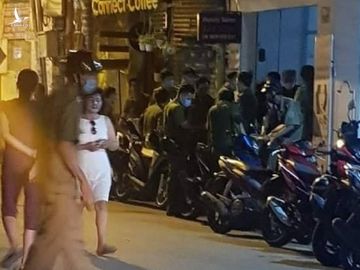 Cơ quan chức năng khám nghiệm hiện trường vụ án. Ảnh: A.X