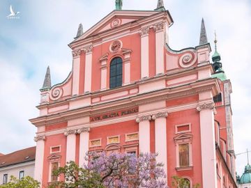 Nhà thờ Truyền tin Fanxico nằm tại quảng trường Prešernov, Ljubljana, Slovenia có phong cách kiến trúc là Baroque. Vị trí nổi bật của nó trên quảng trường và đối diện sông Ljubljanica khiến nó trở thành một nhà thờ rất nổi tiếng với du khách khi đến thăm thủ đô Slovenia. Ảnh: globetrottingsu/instagram.