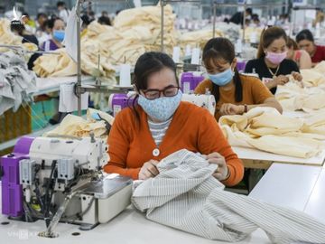 Dệt may là ngành sử dụng nhiều lao động nữ, sẽ chịu tác động điều chỉnh của Nghị định mới có hiệu lực từ 1/2/2021. Ảnh: Quỳnh Trần